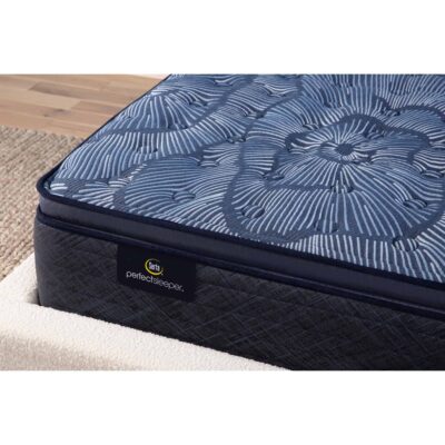 Serta Perfect Sleeper Picturesque Firm Pillow Top King Mattress 850005606-1060 6323 2396 4357 SE23 NL PerfectSleeper Innerspring Level 2 Picturesque FMPT Room Detail Corner 230123 1042