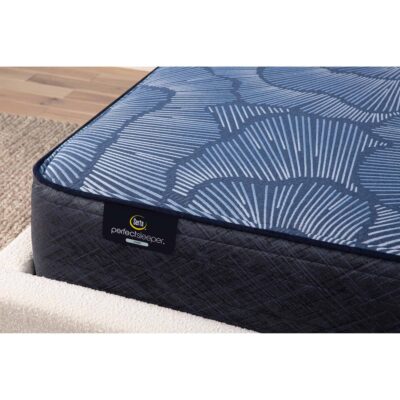 Serta Perfect Sleeper Northern Nights Plush King Mattress 850003318-1060 6335 2399 4360 SE23 NL PerfectSleeper Smooth Hybrid NorthernNights PL Room Detail Corner 230123 1070